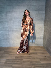 Cargar imagen en el visor de la galería, Saturno -Vestido largo con manga estampado café