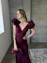 Cargar imagen en el visor de la galería, Marissa - Vestido largo con olanes en hombros color vino