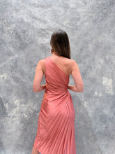 Cargar imagen en el visor de la galería, Nicola- Vestido midi plisado rosa pétalo
