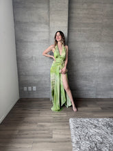 Cargar imagen en el visor de la galería, Zahra - Vestido largo satinado verde