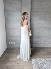 Cargar imagen en el visor de la galería, Arabelle - Vestido largo con capa crema
