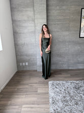 Cargar imagen en el visor de la galería, Masha - Vestido largo satinado olivo