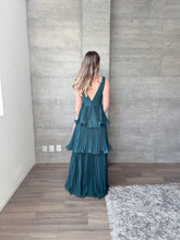Cargar imagen en el visor de la galería, Juliette - Vestido largo plisado color esmeralda