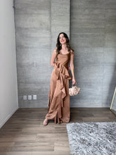 Cargar imagen en el visor de la galería, Agatha - Vestido largo satinado mocha