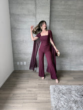 Cargar imagen en el visor de la galería, Andreina - Jumpsuit con capa color ciruela
