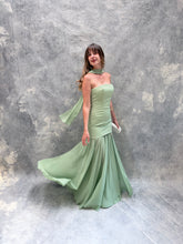 Cargar imagen en el visor de la galería, Sago - Vestido largo strapless verde sage