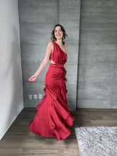 Cargar imagen en el visor de la galería, Galatea - Vestido asimétrico de satín color burdeos
