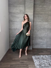 Cargar imagen en el visor de la galería, Nicola - Vestido midi plisado olivo
