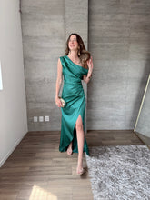Cargar imagen en el visor de la galería, Renata- Vestido largo satinado asimétrico verde azulado