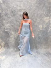 Cargar imagen en el visor de la galería, Sago - Vestido largo strapless azul cielo