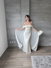 Cargar imagen en el visor de la galería, Arabelle - Vestido largo con capa crema
