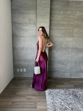 Cargar imagen en el visor de la galería, Vittoria - Vestido halter color berenjena