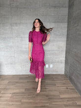 Cargar imagen en el visor de la galería, Marcelline - Vestido midi crochet magenta