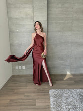 Cargar imagen en el visor de la galería, Elodie - Vestido largo satinado color merlot
