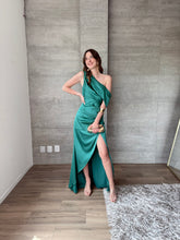 Cargar imagen en el visor de la galería, Renata- Vestido largo satinado asimétrico verde azulado