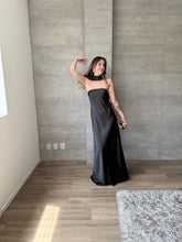 Cargar imagen en el visor de la galería, Zita - Vestido largo de satín negro