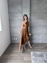 Cargar imagen en el visor de la galería, Nicola - Vestido midi plisado ocre