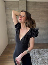Cargar imagen en el visor de la galería, Marissa - Vestido largo con olanes en hombros negro