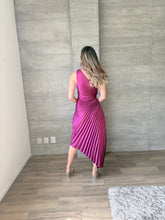 Cargar imagen en el visor de la galería, Nicola - Vestido midi plisado magenta