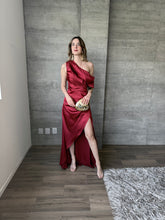 Cargar imagen en el visor de la galería, Renata - Vestido largo satinado vino