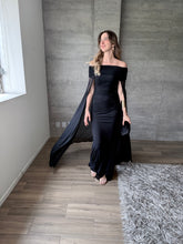 Cargar imagen en el visor de la galería, Venus - Vestido largo strapless con capa negro