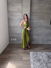 Cargar imagen en el visor de la galería, Nicola - Vestido midi plisado verde olivo
