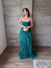 Cargar imagen en el visor de la galería, Raigal - Vestido largo strapless de tul verde esmeralda