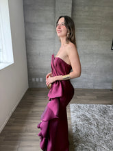 Cargar imagen en el visor de la galería, Odetta - Vestido largo strapless con olanes vino