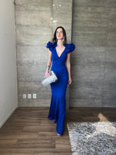 Cargar imagen en el visor de la galería, Marissa - Vestido largo con olanes en hombros azul