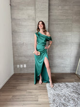 Cargar imagen en el visor de la galería, Renata- Vestido largo satinado asimétrico verde azulado