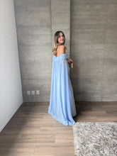 Cargar imagen en el visor de la galería, Arabelle - Vestido largo con capa azul