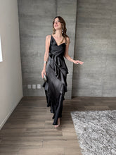 Cargar imagen en el visor de la galería, Agatha - Vestido largo de satin con olanes negro
