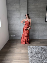 Cargar imagen en el visor de la galería, Odetta - Vestido strapless con olanes terracota