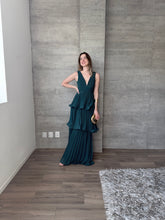 Cargar imagen en el visor de la galería, Juliette - Vestido largo plisado color esmeralda
