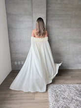 Cargar imagen en el visor de la galería, Arabelle - Vestido largo con capa crema