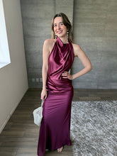 Cargar imagen en el visor de la galería, Vittoria - Vestido halter color berenjena