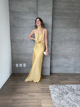 Cargar imagen en el visor de la galería, Piera - Vestido largo satinado color oro