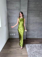 Cargar imagen en el visor de la galería, Marie - Vestido largo satinado verde cartujo
