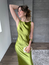 Cargar imagen en el visor de la galería, Marie - Vestido largo satinado verde cartujo
