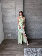 Cargar imagen en el visor de la galería, Elodie - Vestido largo satinado lima