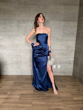 Cargar imagen en el visor de la galería, Marena - Vestido largo satinado strapless azul marino