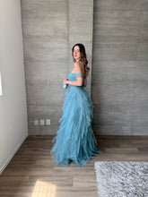 Cargar imagen en el visor de la galería, Ello - Vestido largo hombros caídos de tul azul claro