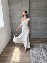 Cargar imagen en el visor de la galería, Noa - Vestido largo de un hombro blanco crudo
