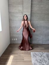 Cargar imagen en el visor de la galería, Milah - Vestido largo halter de satín chocolate