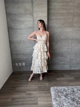 Cargar imagen en el visor de la galería, Peonia - Vestido crochet midi macadamia