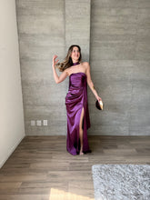 Cargar imagen en el visor de la galería, Marena - Vestido strapless de satín morado