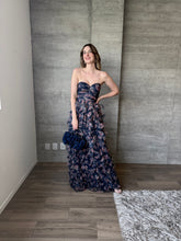 Cargar imagen en el visor de la galería, Coraline - Vestido strapless de tul con olanes azul marino