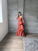 Cargar imagen en el visor de la galería, Odetta - Vestido strapless con olanes terracota