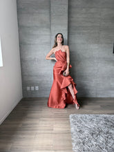 Cargar imagen en el visor de la galería, Odetta - Vestido strapless con olanes terracota