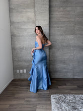 Cargar imagen en el visor de la galería, Odetta - Vestido largo strapless azul cielo